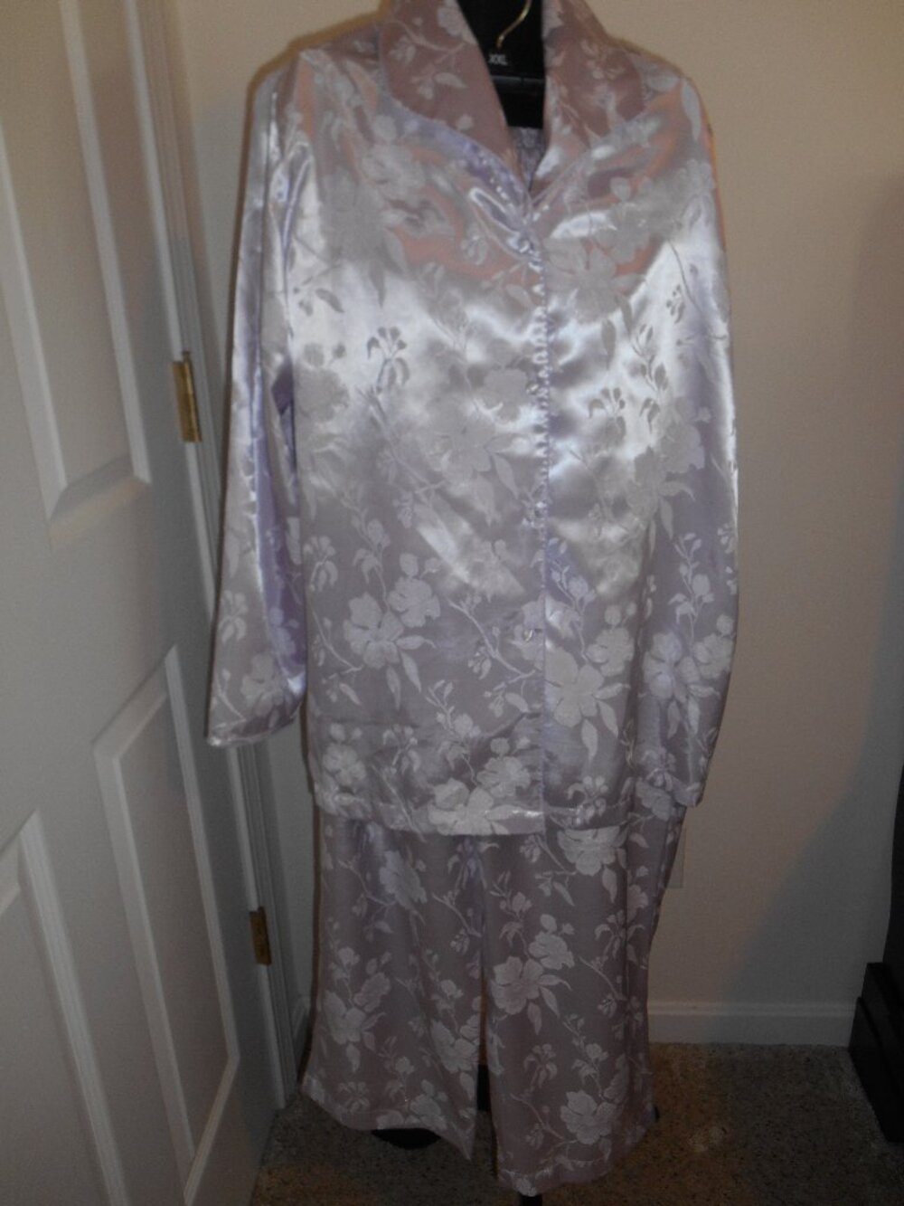 ERIKA TAYLOR 2-PIECE LAVENDER SATIN STYLE LONG SLEEVES PAJAMAS SET SIZE L